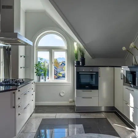 Enter - Exclusive 4 Bedroom Lägenhet