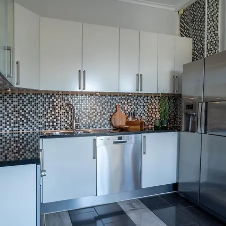 Enter - Exclusive 4 Bedroom Apartment *